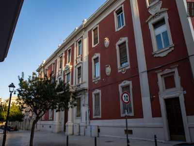 Il monumentale istituto si presenta solerte e austero, con la facciata che alterna un color rosso mattone e sprazzi di bianco, con grandi finestre poste in ordine rigoroso